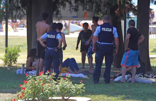 V parku ob portoroški avtobusni postaji so se policisti danes znova 
ubadali s skupino dolenjskih Romov. 