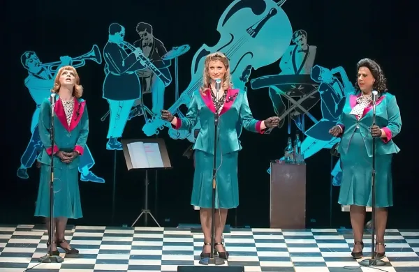 V predstavi Trio kot sestre Donatella, Fiorella in Marija  igrajo in 
prepevajo  Uroš Smolej, Danijel Malalan in Rok Matek.