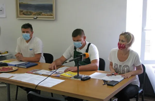 Razloge za nezadovoljstvo zaposlenih v Marjetici Koper so predstavili (z desne) Irena Valenti, Simon de Faveri in  Žarko Pejčić. 