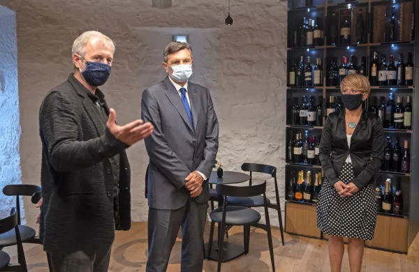 Otvoritve nove vinoteka oziroma centra za promocijo kraških 
produktov sta se udeležila tudi predsednik države Borut Pahor (v 
sredini) in ministrica za kmetijstvo Aleksandra Pivec. Sprejel ju je 
komenski župan Igor Modic.