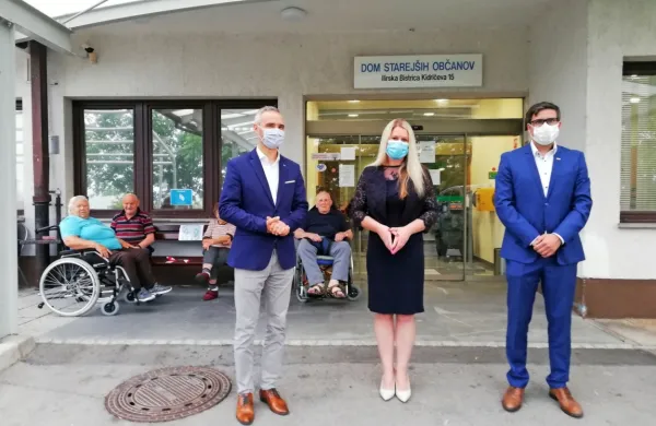Minister za delo, družino, socialne zadeve in enake možnosti Janez 
Cigler Kralj (levo) je ob današnjem obisku Ilirske Bistrice izpostavil, da je skrb za starejše ena od glavnih prioritet ministrovanja. 