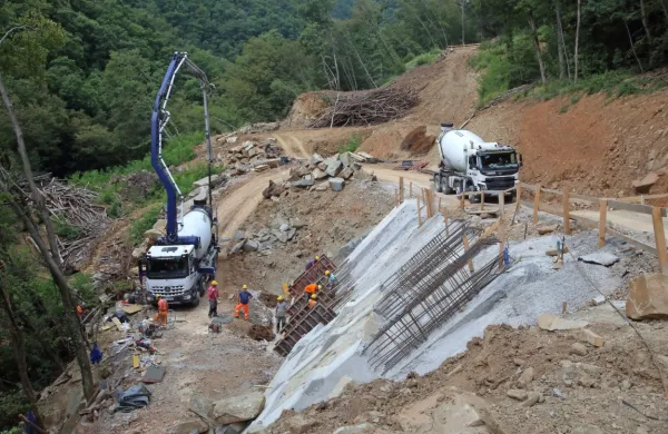 Gradbinci so z dostopno cesto pod Mihelami prišli približno 200 
metrov od bodočega vstopa v dve predorski cevi.