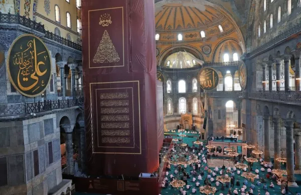 V Istanbulu danes potekajo slovesnosti ob ponovnem odprtju 
Hagije Sofije kot mošeje. 