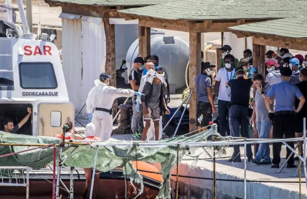 Po navedbah Anse je na otoku, ki meri vsega 20 kvadratnih 
kilometrov, 1027 migrantov.