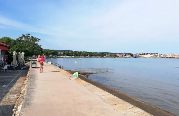 Promenada tudi ob avtokampu Jadranka