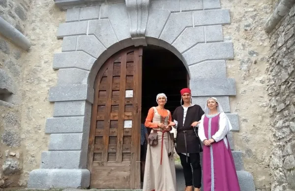 Obiskovalce na vhodu pričakajo grajski skrbniki, med njimi Bojana 
Čibej (levo).