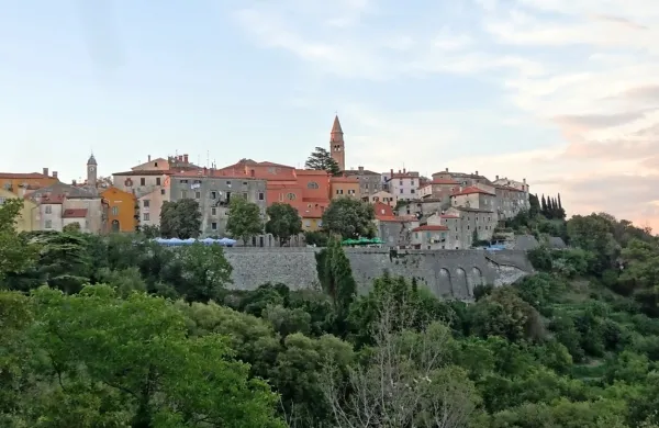 Po neuradnih podatkih so štiri nove okužbe odkrili na področju 
Labina (na fotografiji), po dve pa v Umagu, Buzetu in Pulju.