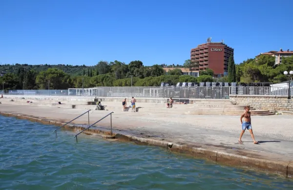 Hoteli Metropol so občini Piran vrnili približno 420 metrov 
plaže.