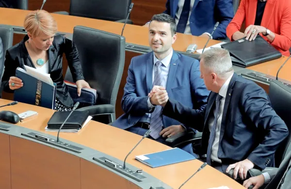 Podpora vladi Janeza Janše je prvič v njenem mandatu padla pod 
40 odstotkov, kaže javnomnenjska raziskava, ki jo je za Pop TV 
izvedla Mediana.