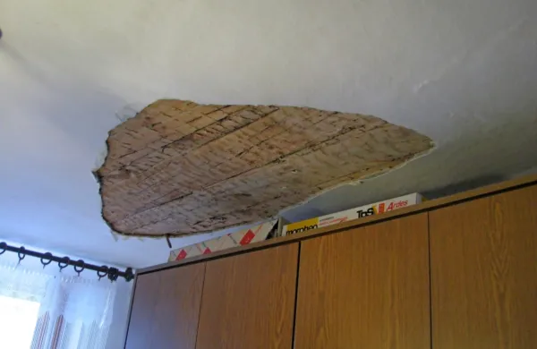 V stropu je zazijala približno tri kvadratne metre široka luknja.