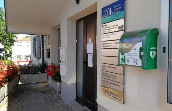 Na stavbi KS so namestili defibrilator