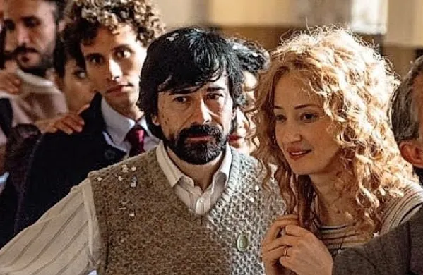 Festival bo prvič po enajstih letih odprl italijanski film, Lacci 
režiserja Daniela Luchettija.