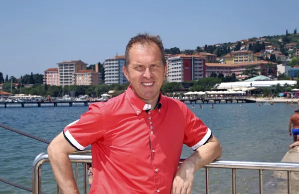 Igor Novel  ni za poleževanje na plaži, z veseljem pa zlasti po 
pohodih skoči v morje.   