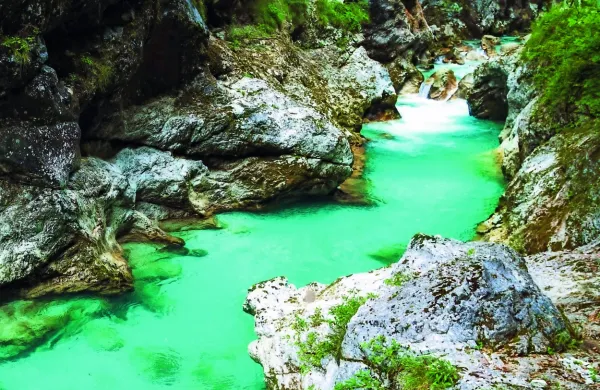 Izlet v Tolminska korita se je v soboto nesrečno končal za  69-letno  turistko iz Milana.