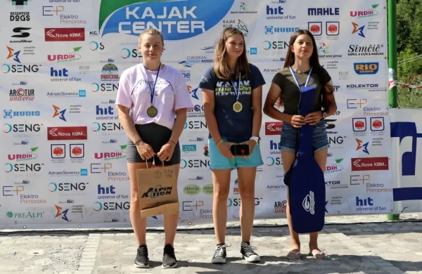 Asja Jug (v sredini) je zmagala med kanuistkami do 16 let.