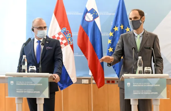 Hrvaški zunanji minister Gordan Grlić Radman je izpostavil, da je 
epidemiološka slika na jadranski obali, ki jo zdaj množično 
obiskujejo turisti, tudi slovenski, precej boljša kot drugod na 
Hrvaškem.