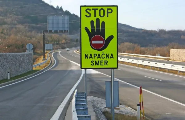 Italijanka najprej po avtocesti v napačno smer, nato ignorirala policiste in po&scaron;kodovala več vozil