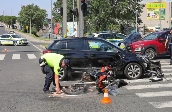 Trčila motorist in voznica z avtom