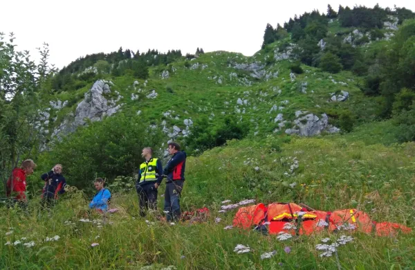 Truplo avstrijskega jadralnega padalca so zjutraj v dolino prepeljali z vojaškim helikopterjem.