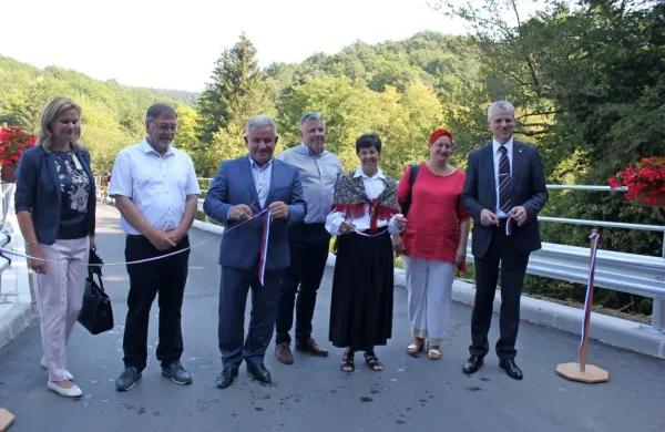 Trak pred mostom je skupaj s predstavniki občine, projektanta, 
izvajalca in vaške skupnosti prerezal tudi minister za okolje in 
prostor Andrej Vizjak (tretji z leve).

