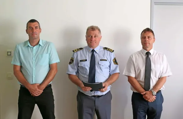 Z leve: novi v. d. direktorja NPU Uros Lepoša, v. d. generalnega 
direktorja policije Andrej Jurič in dosedanji vodja NPU Igor 
Lamberger.