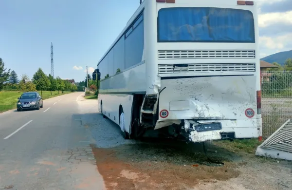 Kabina kombija se je zarila v zadnji del avtobusa.