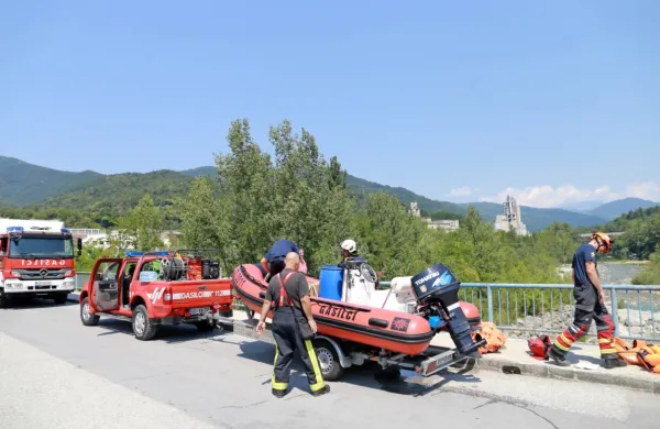 Novogoriški poklicni gasilci so v reko vstavili pivnike, da bi zajezili 
onesnaženje.