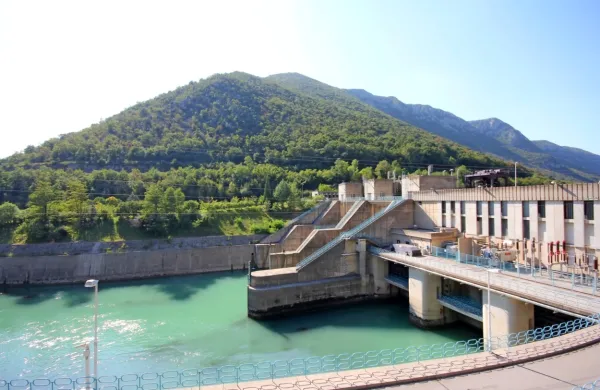 Zaradi režima obratovanja HE Solkan lahko kopalci na starem jezu 
pričakujejo nihanje gladine do približno 1,20 metra. 