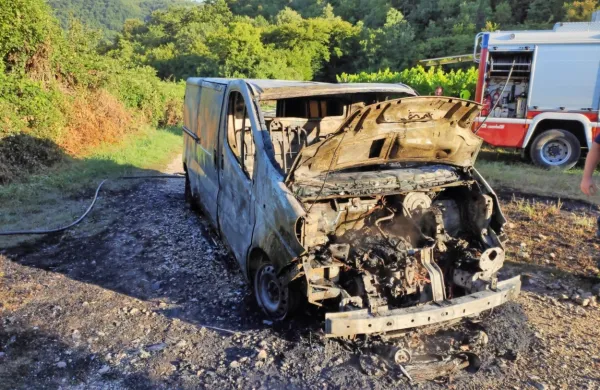 Ogenj uničil kombi