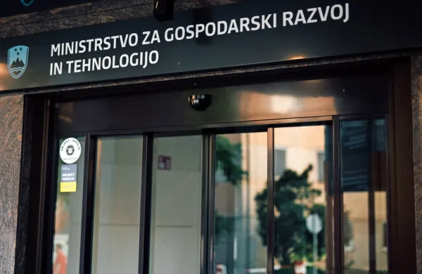 Od pojava epidemije so bile na gospodarskem ministrstvu sicer 
potrjene štiri okužbe z novim koronavirusom.