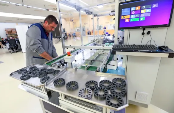 Za Audi, Lamborghini in Porsche bodo v Hidrii razvili ključne 
aluminijaste dele bencinskih in dizelskih agregatov, zaradi česar 
bodo ti avtomobili lažji in učinkovitejši, z boljšimi izkoristki v 
vožnji, boljšimi pospeški in nižjimi emisijami.