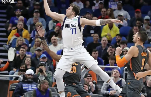 Luka Dončić (z žogo) bo svoje veščine v nadaljevanju lige NBA 
izkazoval pred praznimi tribunami. 