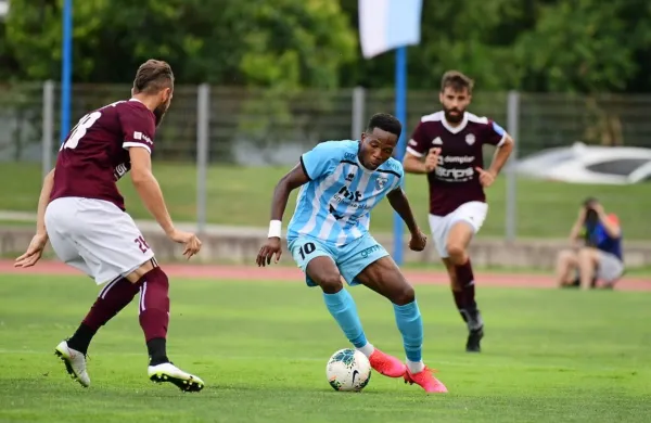 Amarachi Osuji (z žogo) je bil novogoriški strelec  na prvi tekmi s 
Triglavom, ki se je končala z izidom 1:1.