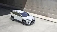 Oblikovno se across od Toyotinega RAV4 malenkostno razlikuje, pod karoserijo pa je tehnika tako 
rekoč identična.
