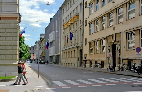 Glede morebitnih dodatnih ukrepov so v kabinetu predsednika 
vlade v stiku s pristojnim epidemiologom, ki je priporočil, da v 
prihodnjem tednu izvedejo kontrolno testiranje
