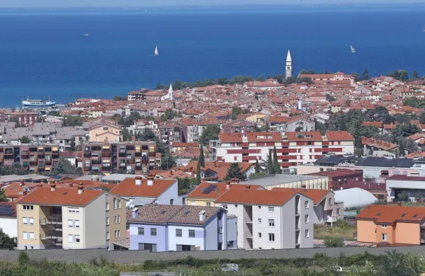 Domačin hodil z nožem po Izoli