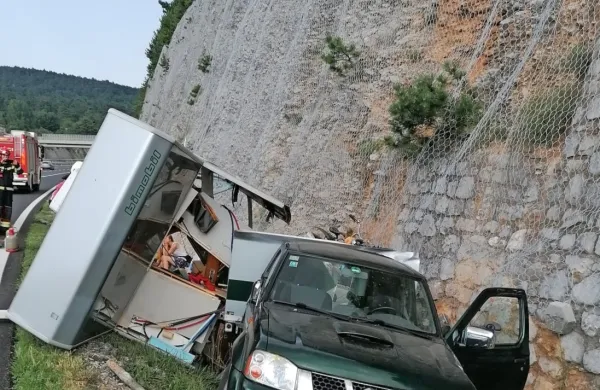 V prometni nesreči ni bilo poškodovanih. (Foto: PGD Senožeče)