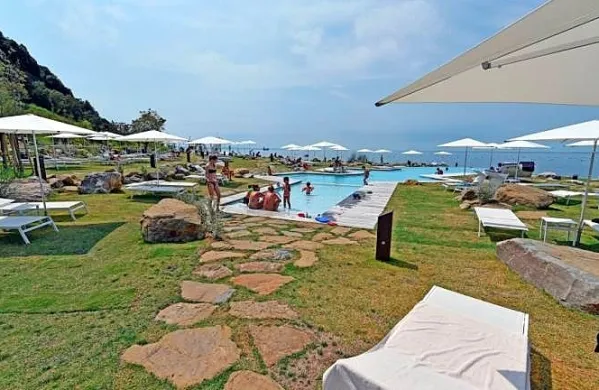 Kot kaže, na plažah sesljanskega turističnega naselja Portopiccolo 
ni možno prosto poležavati. Foto vir: arhiv Portopiccolo