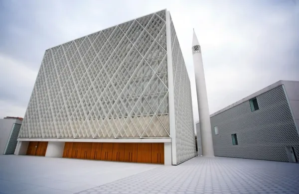 Današnja bajramska molitev v Muslimanskem kulturnem centru v 
Ljubljani bo organizirana za skupine po 50 oseb v štirih različnih 
terminih.