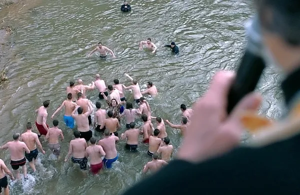 Peti film Teone Strugar Mitevske je navdihnil resnični dogodek iz 
leta 2014, ko se je ženska na tradicionalni pravoslavni praznik 
bogojavljenja, ki se ga udeležujejo le moški, podala v ledeno vodo 
v lov za križ.