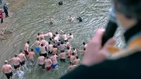 Peti film Teone Strugar Mitevske je navdihnil resnični dogodek iz 
leta 2014, ko se je ženska na tradicionalni pravoslavni praznik 
bogojavljenja, ki se ga udeležujejo le moški, podala v ledeno vodo 
v lov za križ.
