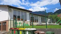 Montažni vrtec iz leta 1975 je že zdavnaj premajhen, do novega pa bo občina Cerkno lahko prišla le s premišljeno razvojno strategijo.
