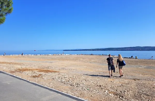 Danes nekaj minut pred 9. uro naj bi med Žusterno in semedelskim 
mandračem izginila plavalka.