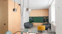 Monoliti lesenih ploskev dajejo stanovanju rahel retro pridih, ki 
mu sledi tudi ostala oprema.