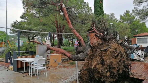 Neurje povzročalo nev&scaron;ečnosti ob obali
