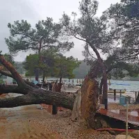 Neurje povzročalo nev&scaron;ečnosti ob obali
