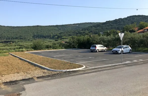 Zarisana in urejena parkirna mesta lahko uporabljajo tako obiskovalci športnega parka kot vsi ostali krajani.