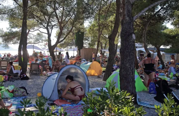 Gneča na strunjanski plaži.