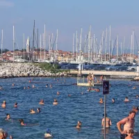 V morju pri izolskem Svetilniku je bilo komaj dovolj prostora za 
vse. 