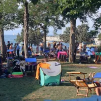 Tudi na kopališču pri izolskem Delfinu je bilo skoraj nemogoče 
najti kotiček v senci.